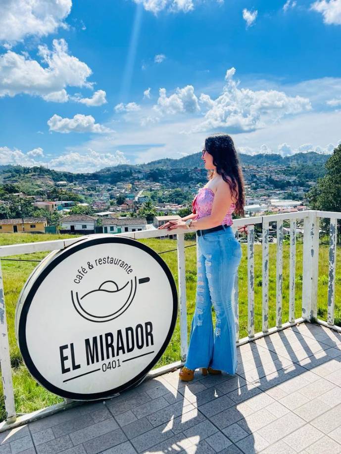 En su cuenta de Facebook, postea continuamente fotografías de los lugares que visita. 