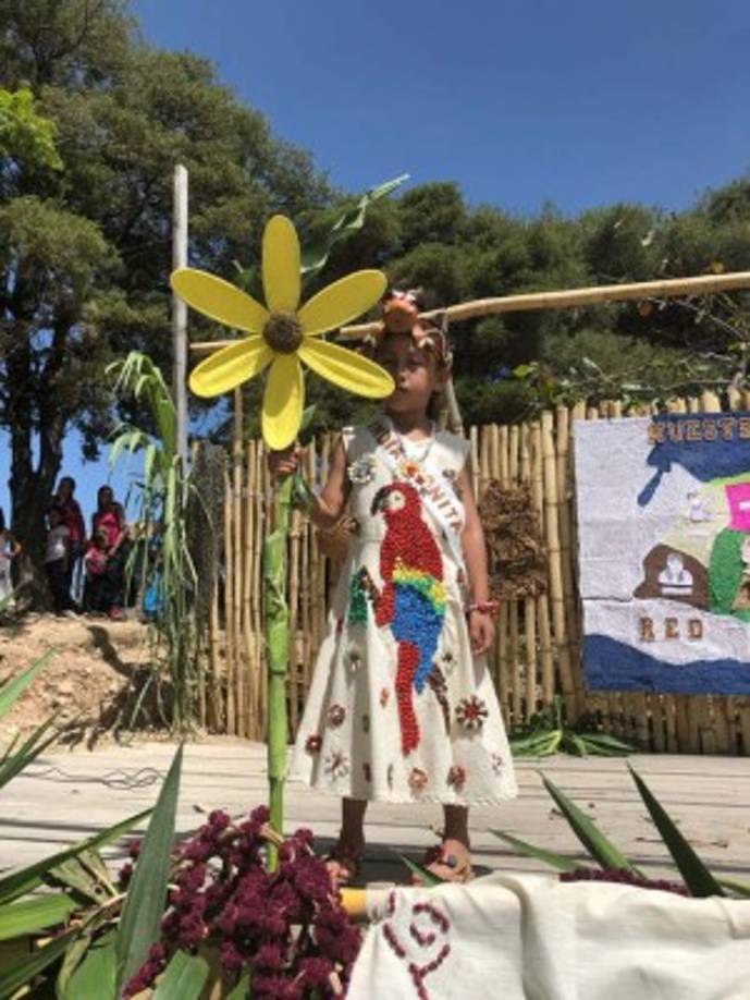 En este vestido se observa el ave nacional de Honduras, la guacamaya roja.