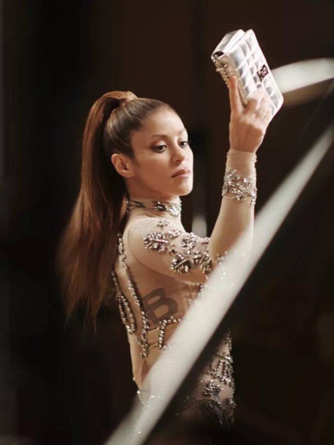 Primero recibe un bolso plateado y luego un anillo brillante que se encaja en su dedo meñique, en el que se puede leer la palabra «Love» (amor).