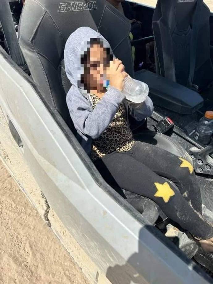 Se informó que tres mujeres inmigrantes adultas la encontraron sola en Piedras Negras, México, y la trajeron consigo para cruzar la frontera.