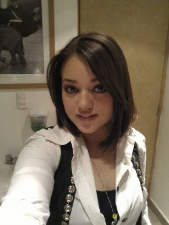 Sigue en la actuación y estudió comunicaciones.