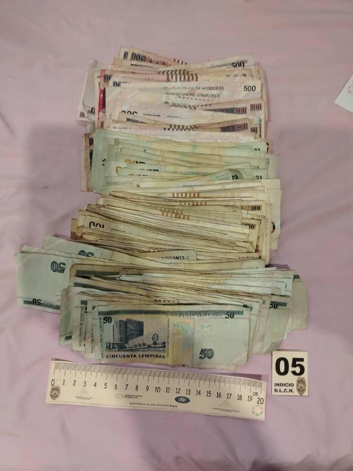 En una quinta vivienda allanada se detuvo a Edwin Roberto Pineda Ramírez y Cristian José Pineda Ramírez en posesión de 90 piedras de crack, un chaleco antibala, una pistola comercial y 4,333 lempiras.