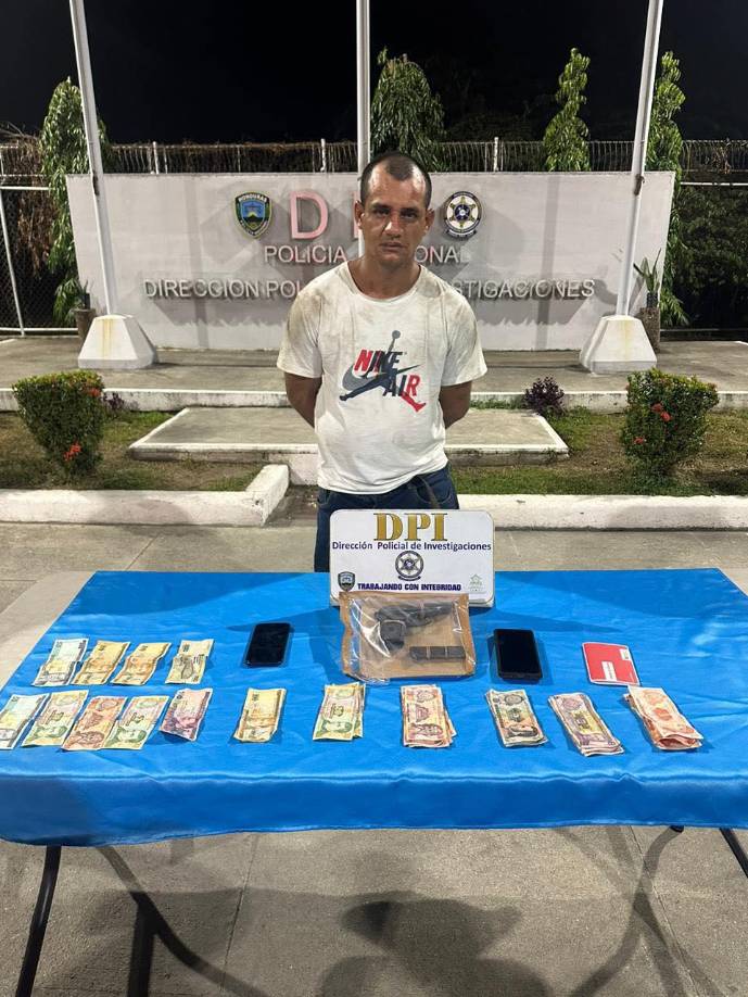 Geovany Alberto Agurcia Pan es acusado de los delitos de violación agravada, robo con violencia e intimidación agravada en su grado de ejecución acabada y privación ilegal de la libertad en concurso real en perjuicio de una joven mujer y un conductor de taxi.