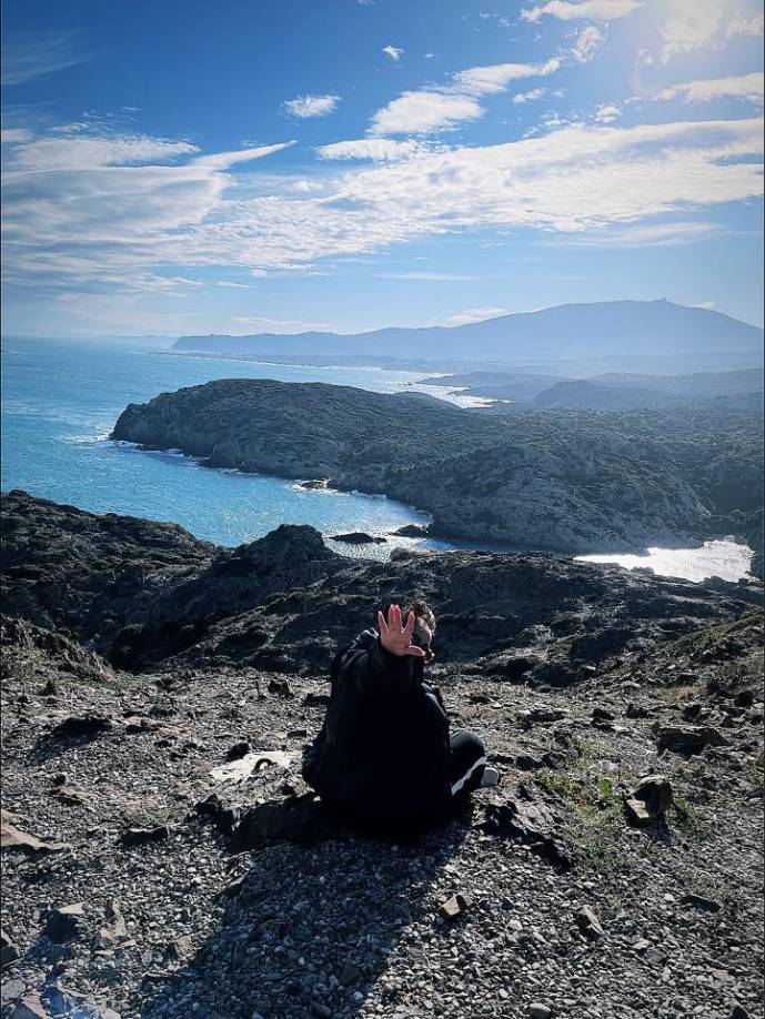 Francia Abigail fue capturada junto a su padre, José Francis Flores Aguirre, de 47 años, en Baracoa, Puerto Cortés, por agentes de la Dirección de Lucha Contra el Narcotráfico (DLCN). En la fotografía, Flores posa en Cap de Creus, una zona turística en la península Ibérica. 