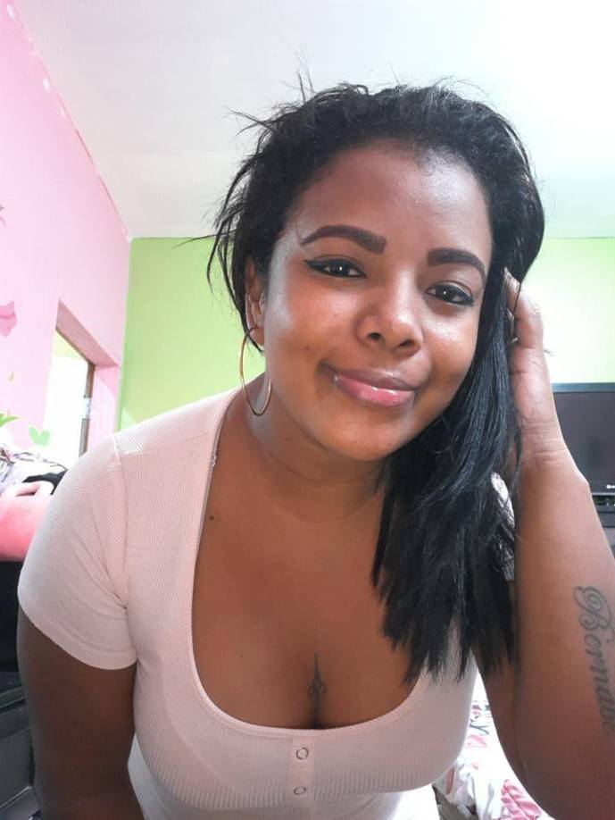 Al momento del ataque vestía un short, una camisa corta y unos tenis blancos.