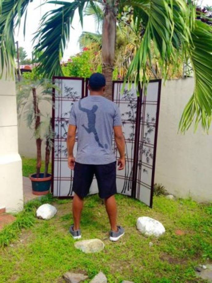 En la parte de atrás de las camisas aparece la sombra de Pavón haciendo uno de sus típicos disparos.