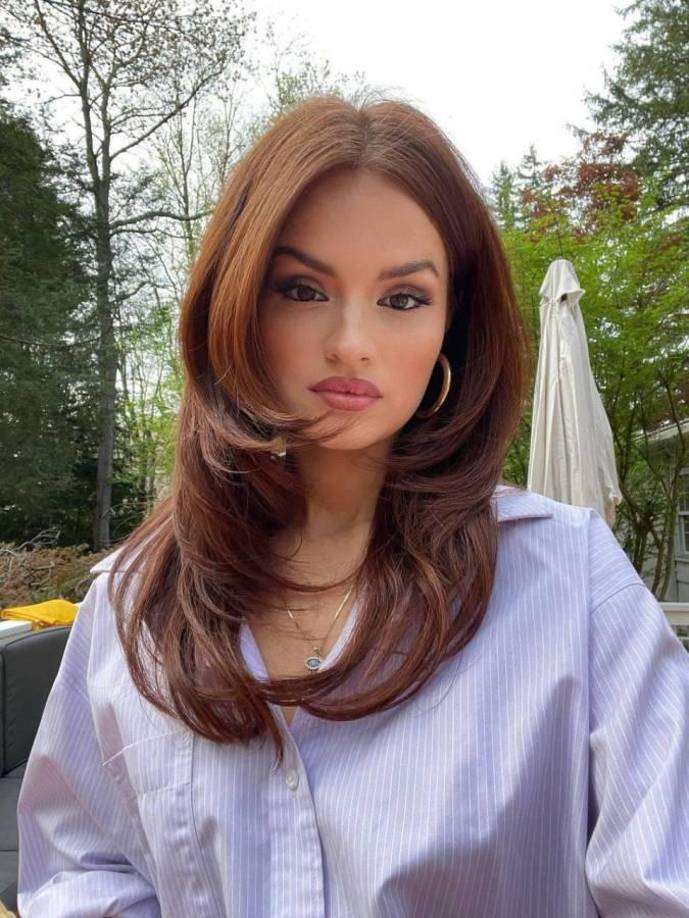 Mientras Cam es una modelo profesional y bailarina, destacando en pasarelas de prestigio a nivel mundial, también modelando para marcas importantes. Incluso llegó a aparecer en la portada de la Revista Vogue. Habla inglés y español. Inició una carrera universitaria en Negocios y Comercialización de Moda y sueña con tener una escuela artística para apoyar a la niñez de Honduras a potenciar nuevas habilidades, incluyendo el modelaje, protocolo y etiqueta.