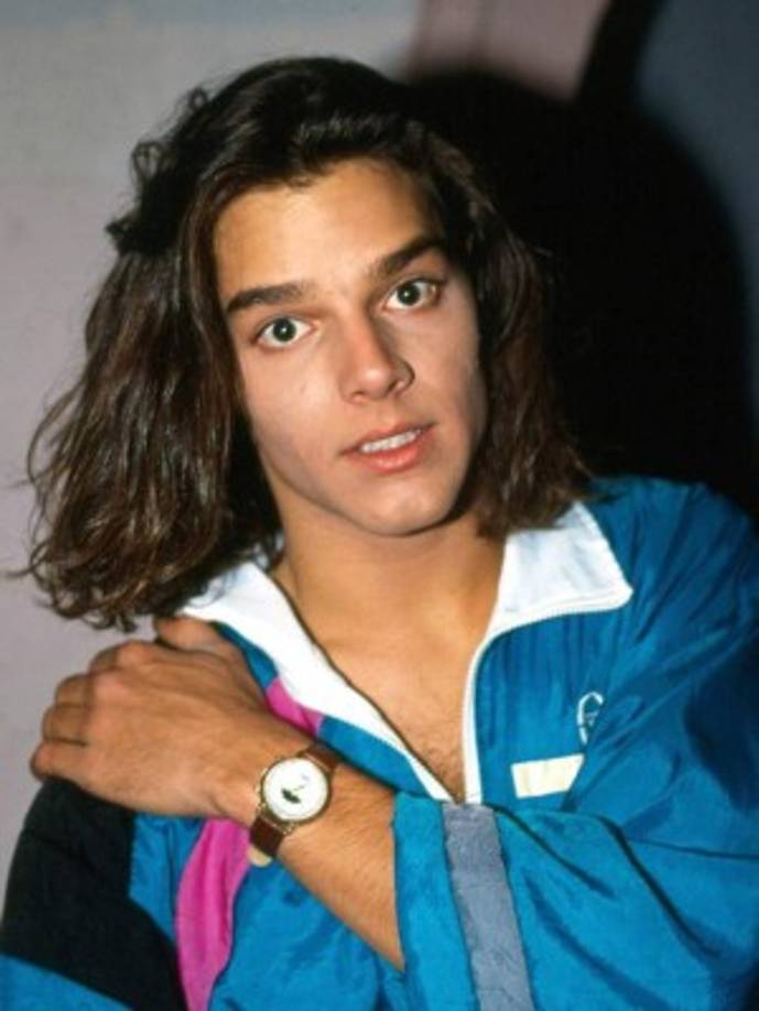 'No voy a contestar ni sí ni no', repondió cuando la periodista le preguntó si la pareja 'maravillosa, intensa, prohibida' que describe en su libro era la cantante mexicana. Sin embargo, cuando Salinas le informó que ya 'Ale' había divulgado ese romance, Ricky se sintió libre de hablar sobre ella... Y de qué forma.