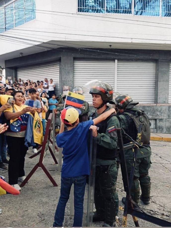 La líder opositora denunció que cuerpos policiales tomaron puntos de concentración en varias ciudades del país, como en el estado Mérida (oeste) y Anzoátegui (este), pero, agregó, posteriormente se retiraron.