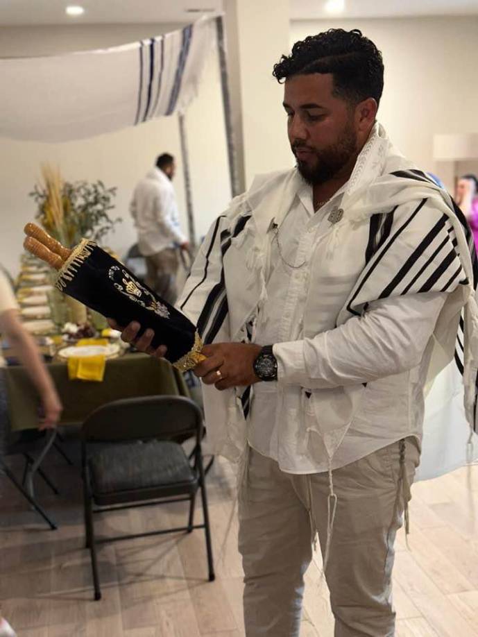 En medio de las labores de rescate, los socorristas notaron que la pareja de Santos Guifarro y sus dos hijas menores presentaban heridas que no correspondían al impacto del accidente. 