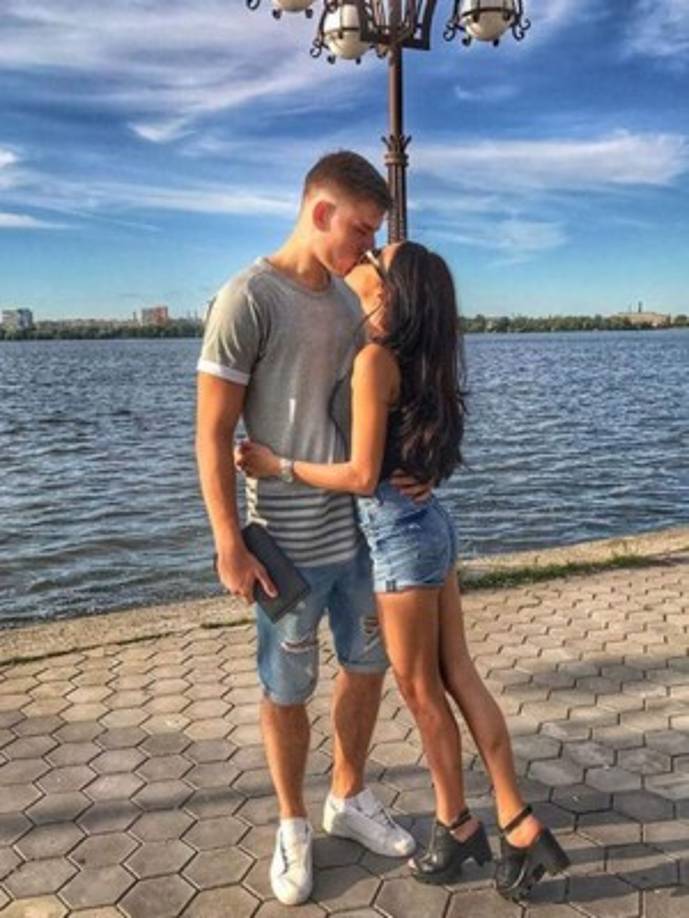 Lunin se casó con Anastasia, su novia desde hace más de seis años, con una serie de tres fotografías y el siguiente mensaje: 'Un día muy importante y especial en nuestra vida. Te amo'.
