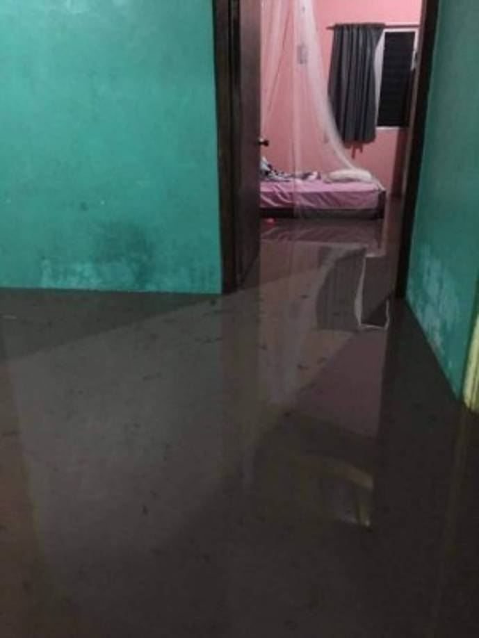 Los lugareños perdieron electrodomesticos y otros enseres durante las llenas.