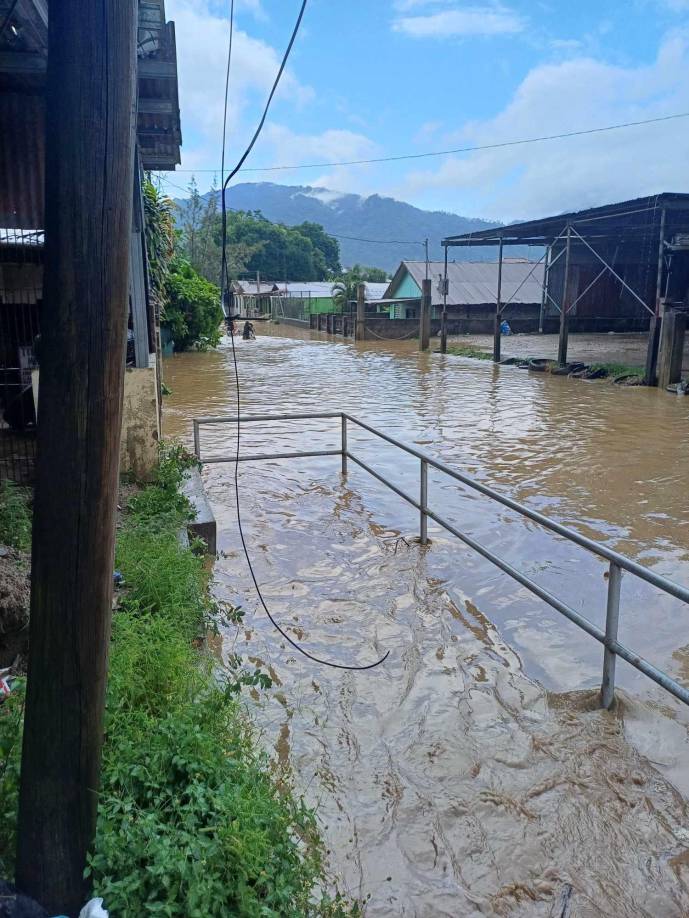 La colonia Berlín, en la salida a Tela, quedó repleta de agua.