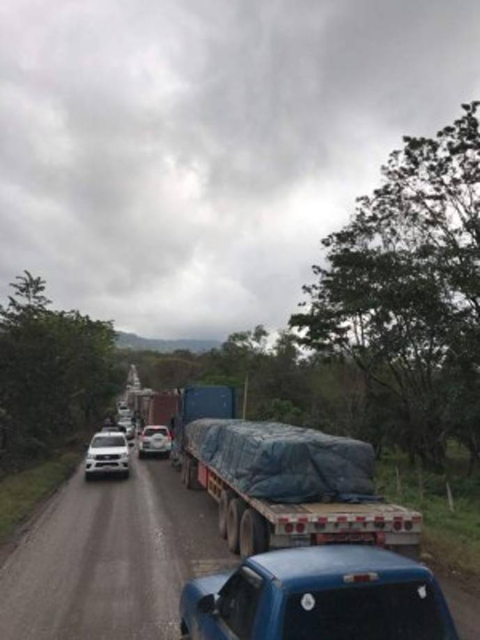 El tráfico se paralizó parcialemente después que las últimas lluvias destruyera parte de la carretera.