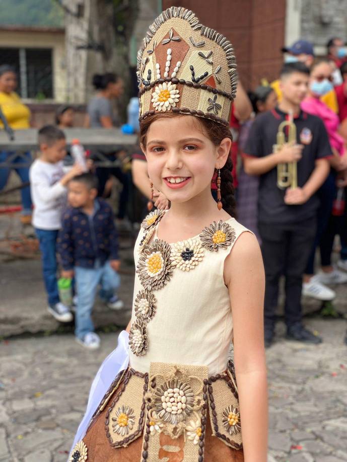 Niños rinden honor a la patria con desfiles en Santa Bárbara, La Ceiba y Santa Rosa de Copán (FOTOS)