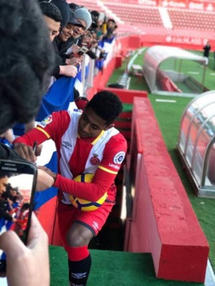 Choco Lozano firmó varias banderas de Honduras.