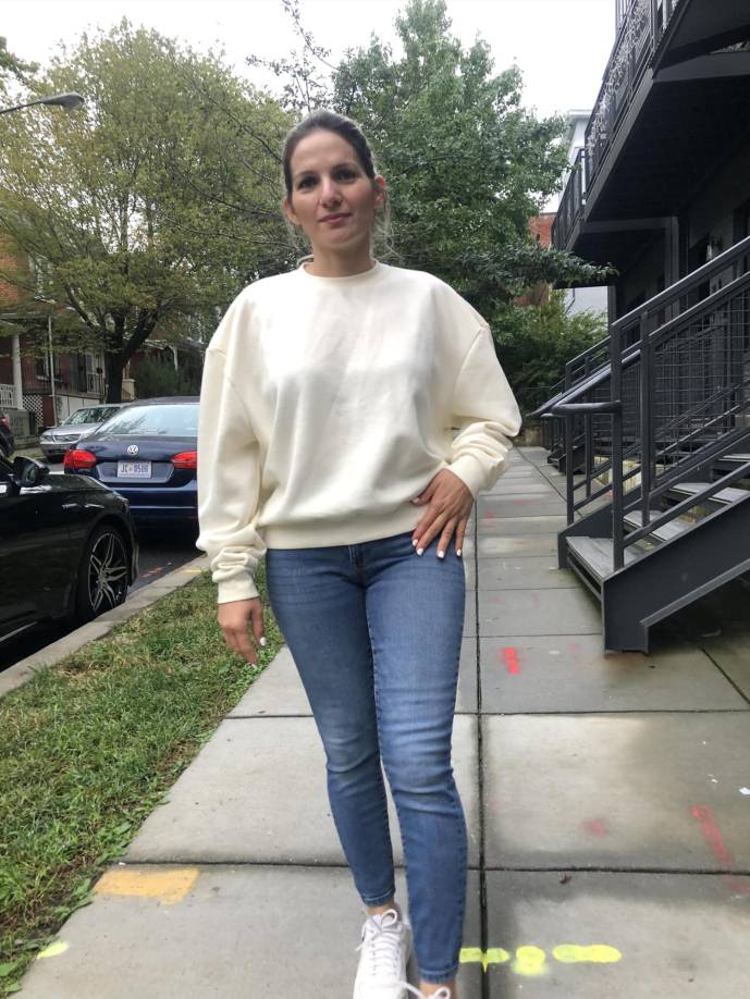 Al llegar al lugar, los agentes lo encontraron con un cuchillo en la mano y a María Magdalena gravemente herida en el suelo.