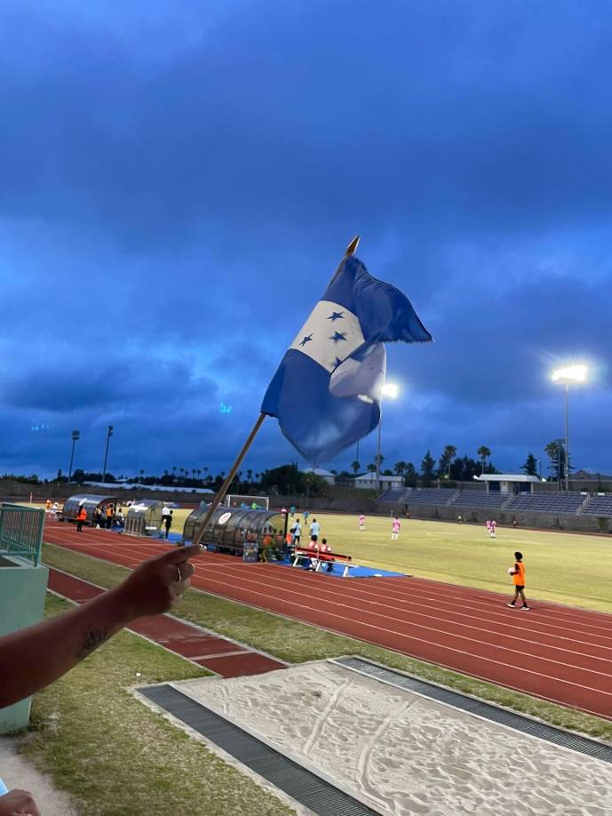 La Selección de Honduras contó con el apoyo de aficionados catrachos en el Bermuda National Sports Centre.