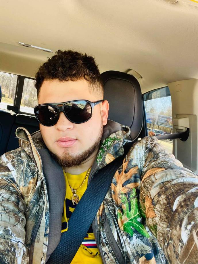 El joven de 26 años recién acababa de llegar a su casa, de pronto salió al porche. En el vecinario se registró un tiroteo desde un vehículo cerca del hogar del hondureño y una bala perdida le impactó en la cabeza.