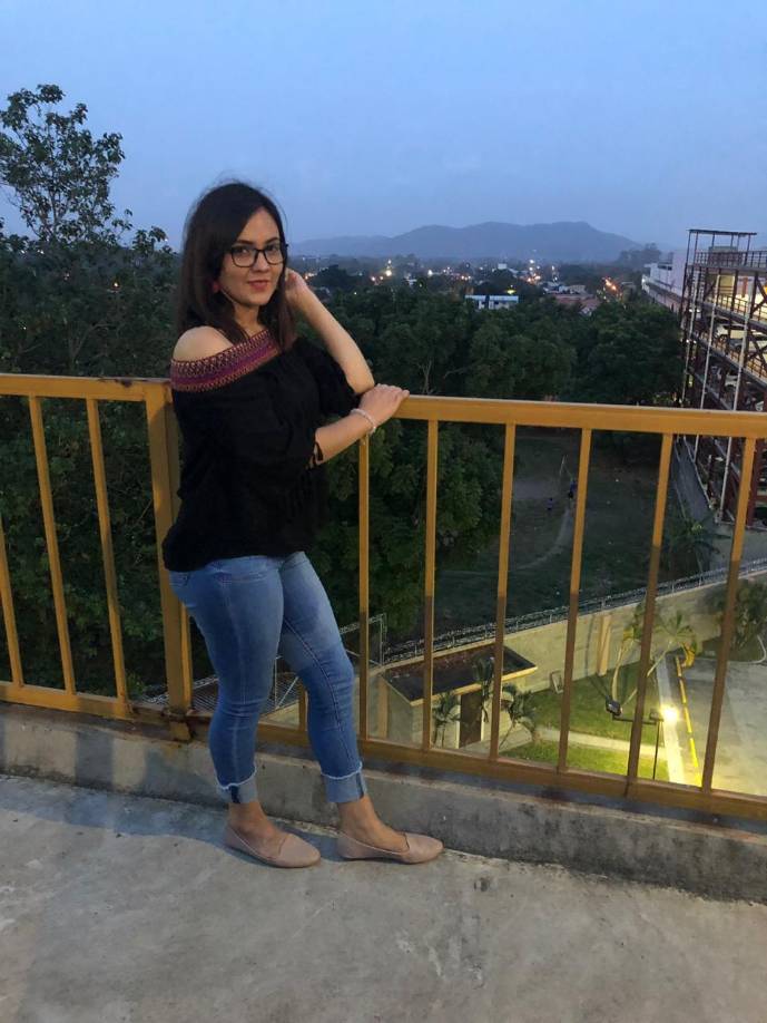 Al lugar llegaron conocidos de Marbely Roxana Castro, que contaron que la mujer era ejecutiva de ventas y desde hace dos años trabajaba en una tienda por departamentos. 