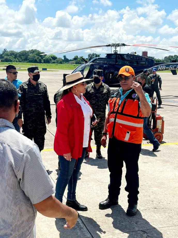 Xiomara Castro en la base aérea Armando Escalón Espinal. Las lluvias dejan además 1.139 viviendas afectadas, 134 dañadas y medio centenar destruidas, así como siete puentes afectados, cinco dañados y cuatro destruidos.