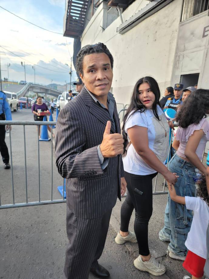 El exseleccionado nacional se hizo presente al Chelato Uclés para apoyar a la Bicolor.