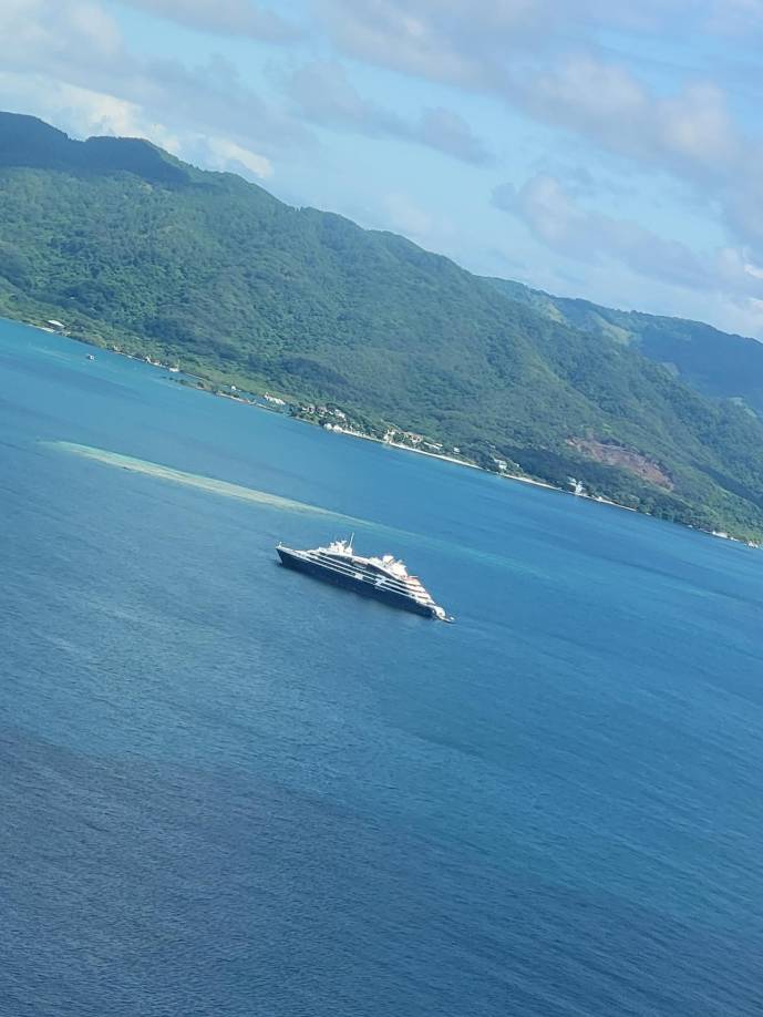 El crucero Le Dumont D’ Urville ofrece vistas al mar que impregnan cada cabina de una atmósfera propicia para la relajación y la escapada exótica. Los 200 turistas que llegaron a bordo de la embarcación disfrutaron de los diferentes sitios turísticos de la paradisiaca isla.