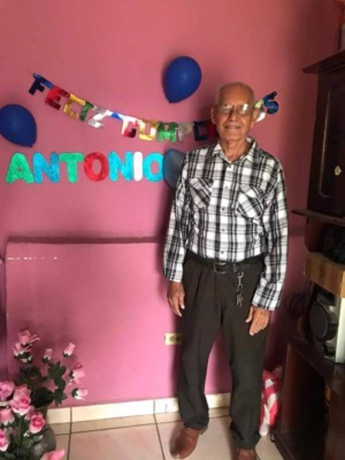 Leslie Baires: 'Felicidades a mi querido padre. Doy gracias a Dios por haberme regalado un bello Padre como él'.