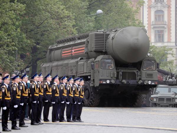 Un misil nuclear estratégico RS-24 Yars ruso en la Plaza Roja de Moscú. EFE/Yuri Kochetkov