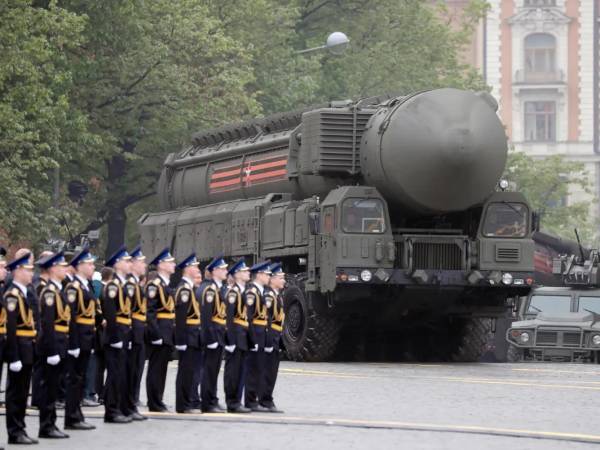 Un misil nuclear estratégico RS-24 Yars ruso es exhibido durante el desfile de la Victoria.