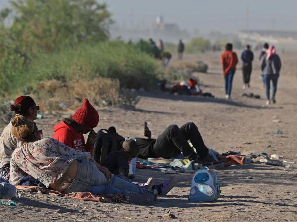 Un grupo de migrantes acampa a la orilla del Río Bravo a la espera de poder cruzar a Estados Unidos.