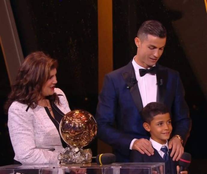 Al escenario subieron Maria Dolores dos Santos Aveiro, madre de Cristiano Ronaldo, y CR Jr.