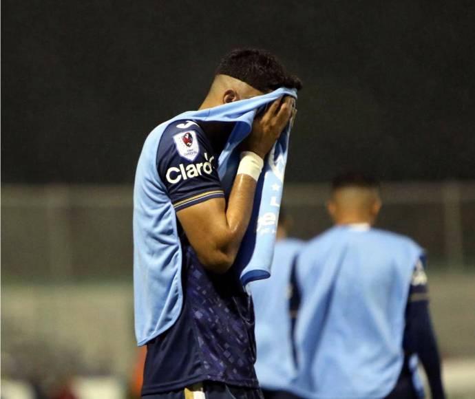 La tristeza de los jugadores del Motagua por la derrota contra el Olimpia en la ida de la final del Torneo Apertura 2022.