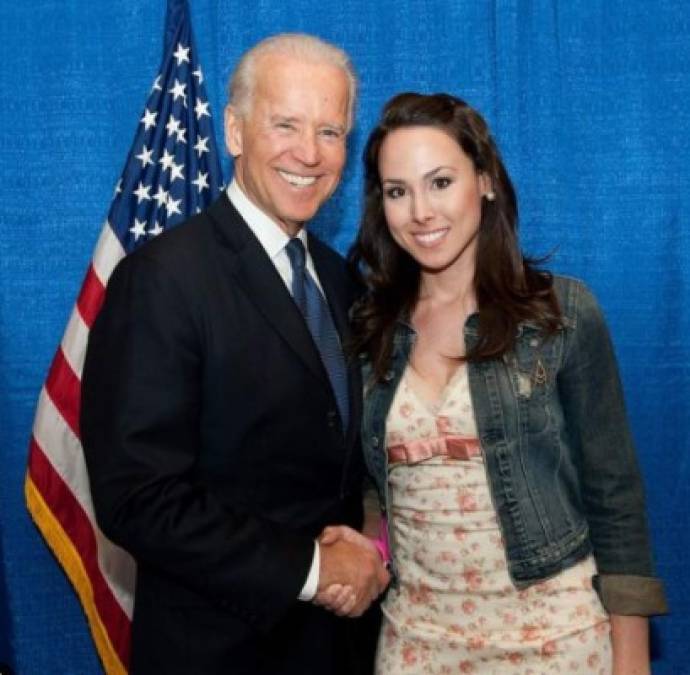 Meena también presume su cercana relación con el presidente estadounidense Joe Biden en redes sociales.