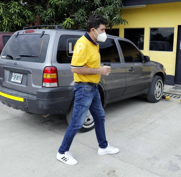 El entrenador argentino llegó a la casa de la institución aurinegra con una camiseta amarilla y café en mano.