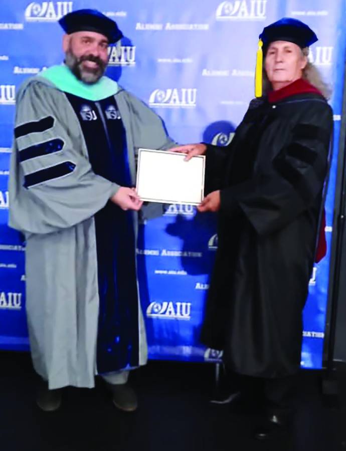 El periodista Alfredo Haces recibe título de posdoctorado