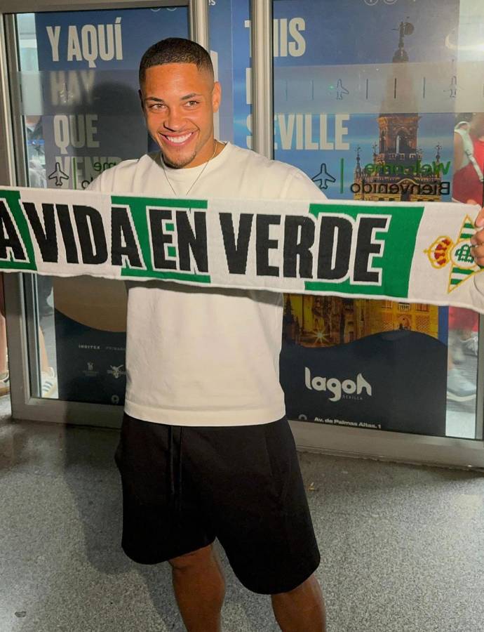 Vitor Roque posando con la bufanda del Betis tras llegar a Sevilla.