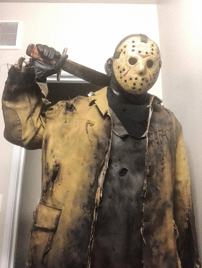 Jason Voorhees - Jason Voorhees es el personaje principal de la serie de películas Viernes 13. Este famoso psicópata serial de ficción utiliza un suéter sucio y rasgado, además de una camisa negra de centro que también luce igual. Su máscara la puedes adquirir en muchas tiendas. Si se quedo sin tiempo para elegir su disfraz, esta es otra idea rápida y genial. 