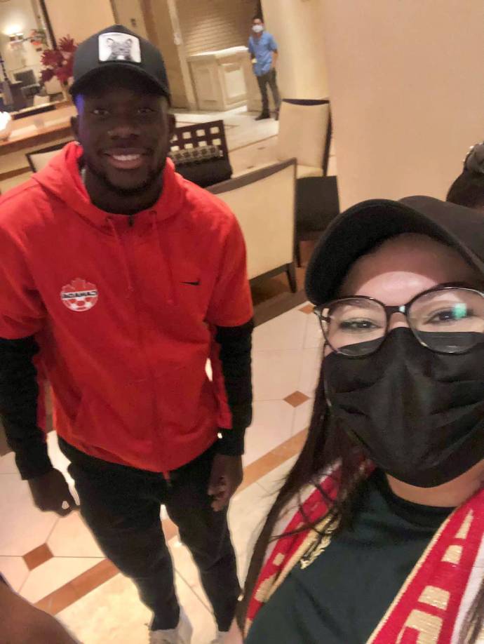 Alphonso Davies pudo ver a los jóvenes que lucían indumentarias del Bayern Múnich por lo que les dijo que lo esperaran y al final bajó al lobby del hotel para compartir con ellos.
