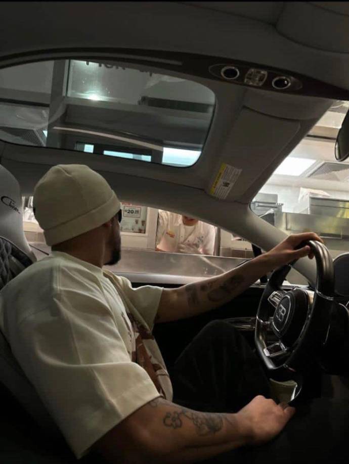 En otra de sus historias publicadas se le ve a Bad Bunny muy casual en un autoservicio de un restaurante de comida rápida.