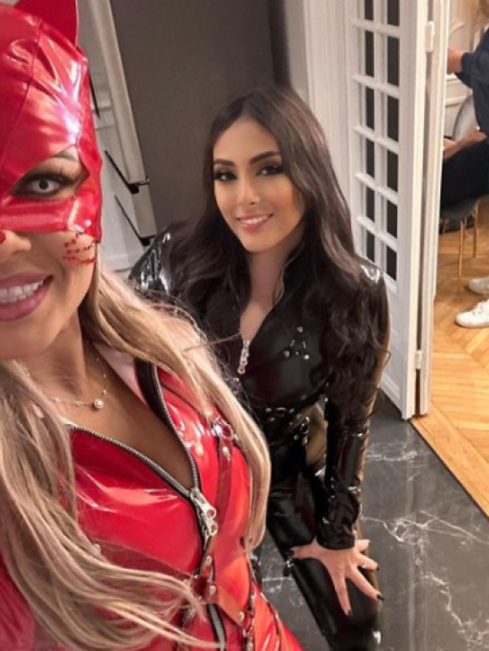 <b>Daniela Camila (traje negro) es la hija de Andrea Salas (traje rojo), esposa del arquero tico Keylor Navas. La chica robó miradas en las redes sociales por los festejos de Halloween.</b>