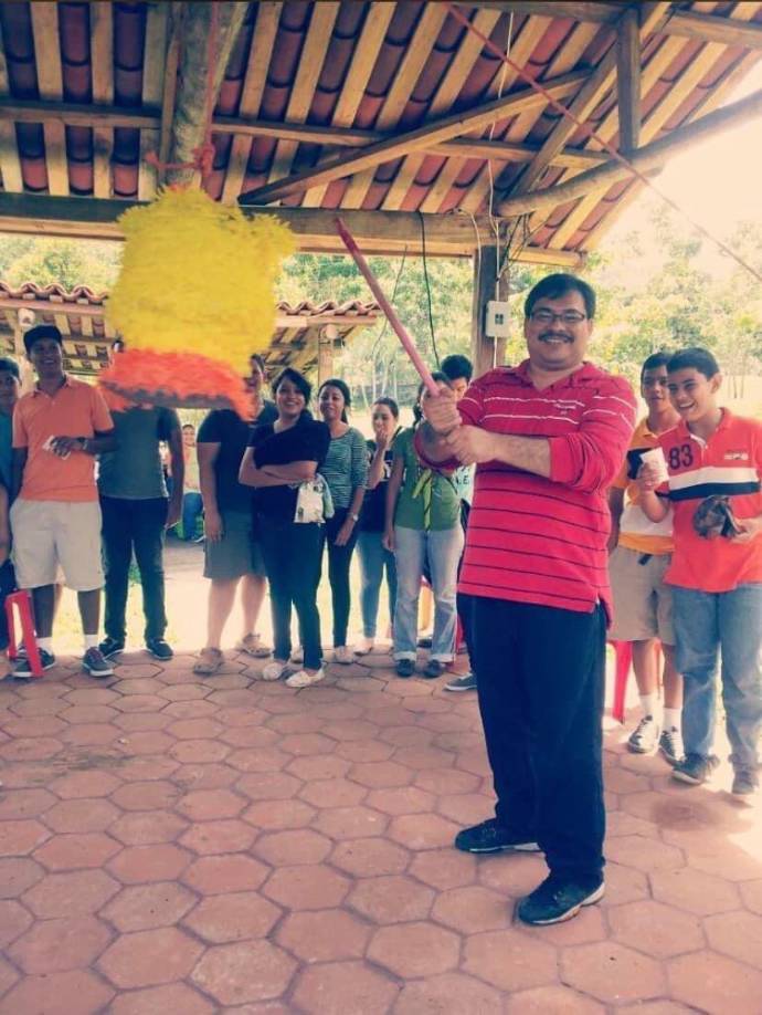 No obstante, la alegría del joven duró poco, ya que horas más tarde su padre le informó que se había contagiado de covid-19 mientras ayudaba a familias afectadas por inundaciones en Choloma.