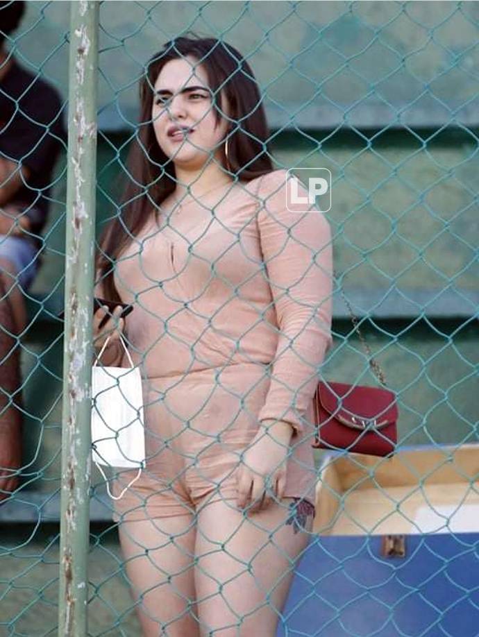 En el estadio Excélsior, esta chica observó el partido Platense-Honduras Progreso desde las gradas.