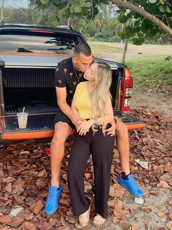 Devron García: El jugador del Real España tiene como novia a la bella licenciada Dora Martínez.