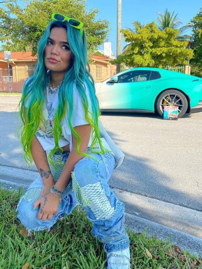 A mediados del 2021 la cantante Karol G decidió pintarse el cabello de azul. Meses después James también tomó esta decisión.