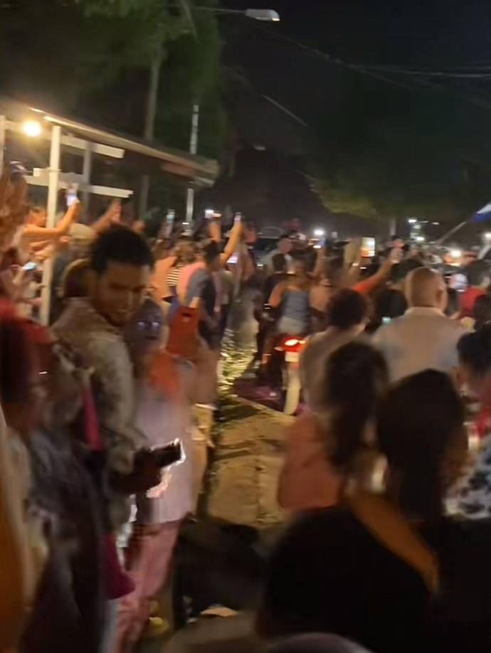 Y es que la alegría y emoción albergó a todos los nicaragüenses tras el merecido e histórico triunfo de Sheynnis Palacios, la caravana duró hasta largas horas de la madrugada de este domingo 19 de noviembre.