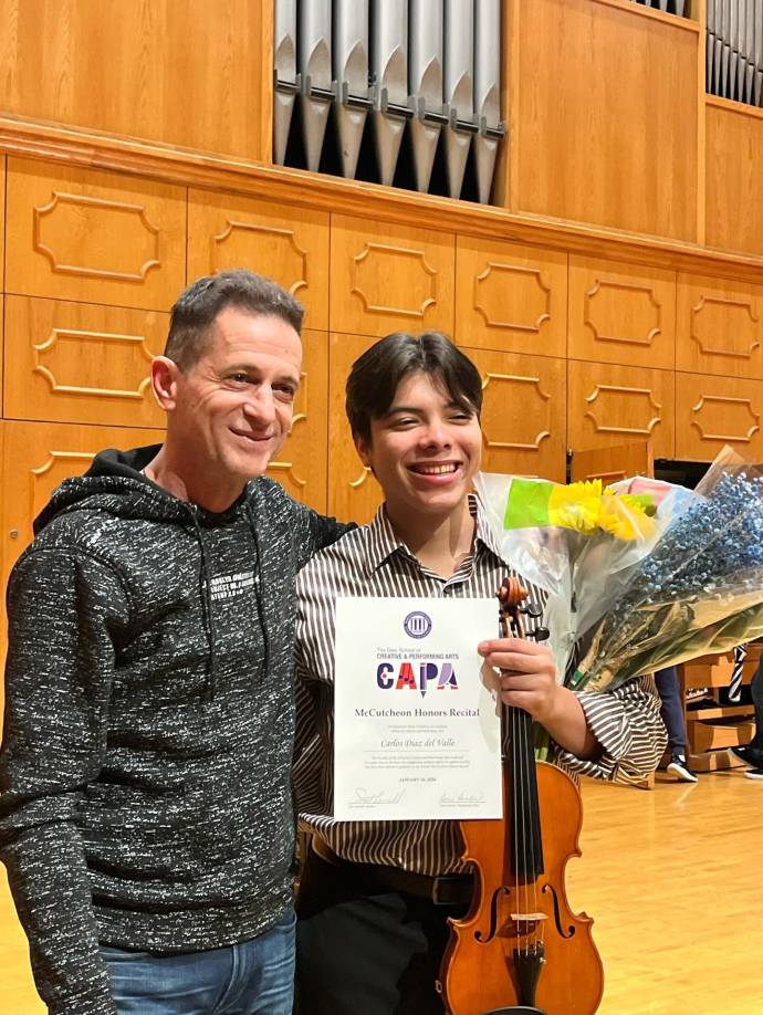El señor McCutcheon quería reconocer el desempeño de los estudiantes de Northwestern State University, por lo que comenzó a ofrecer un premio financiero a los músicos más destacados, seleccionados por una terna de docentes para actuar en el recital.
