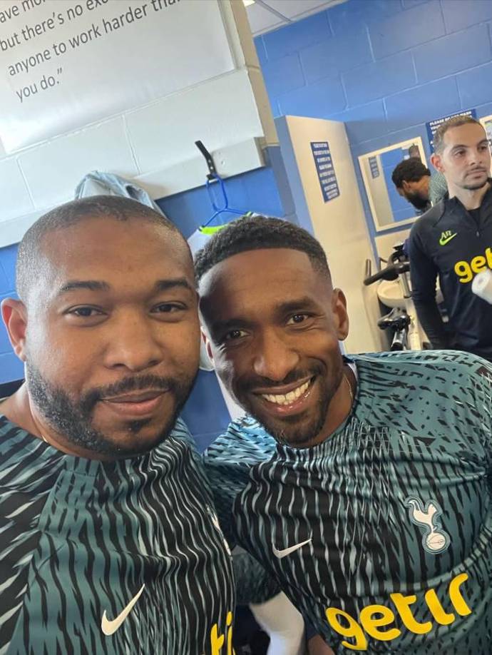 El hondureño también estuvo junto a Jermain Defoe.