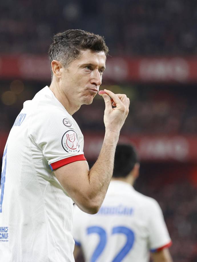 A Robert Lewandowski le tiraron una gomita desde las gradas y así reaccionó el delantero polaco.