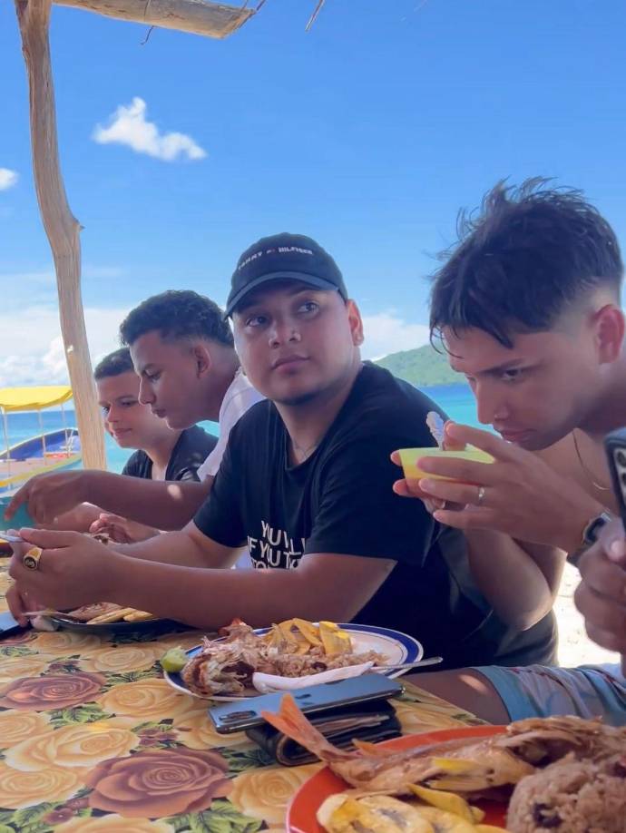 En otra de las postales compartidas, también se observó a los jovenes tiktokers disfrutar de la gastronomía hondureña ofrecida por nuestros compatriotas de la etnia garífuna.